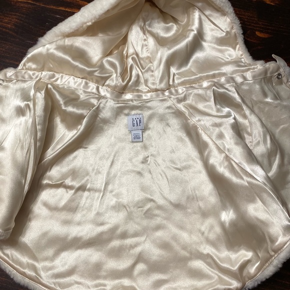 Adorable babygap 2-3 year old holiday shawl with bow - Picture 3 of 6